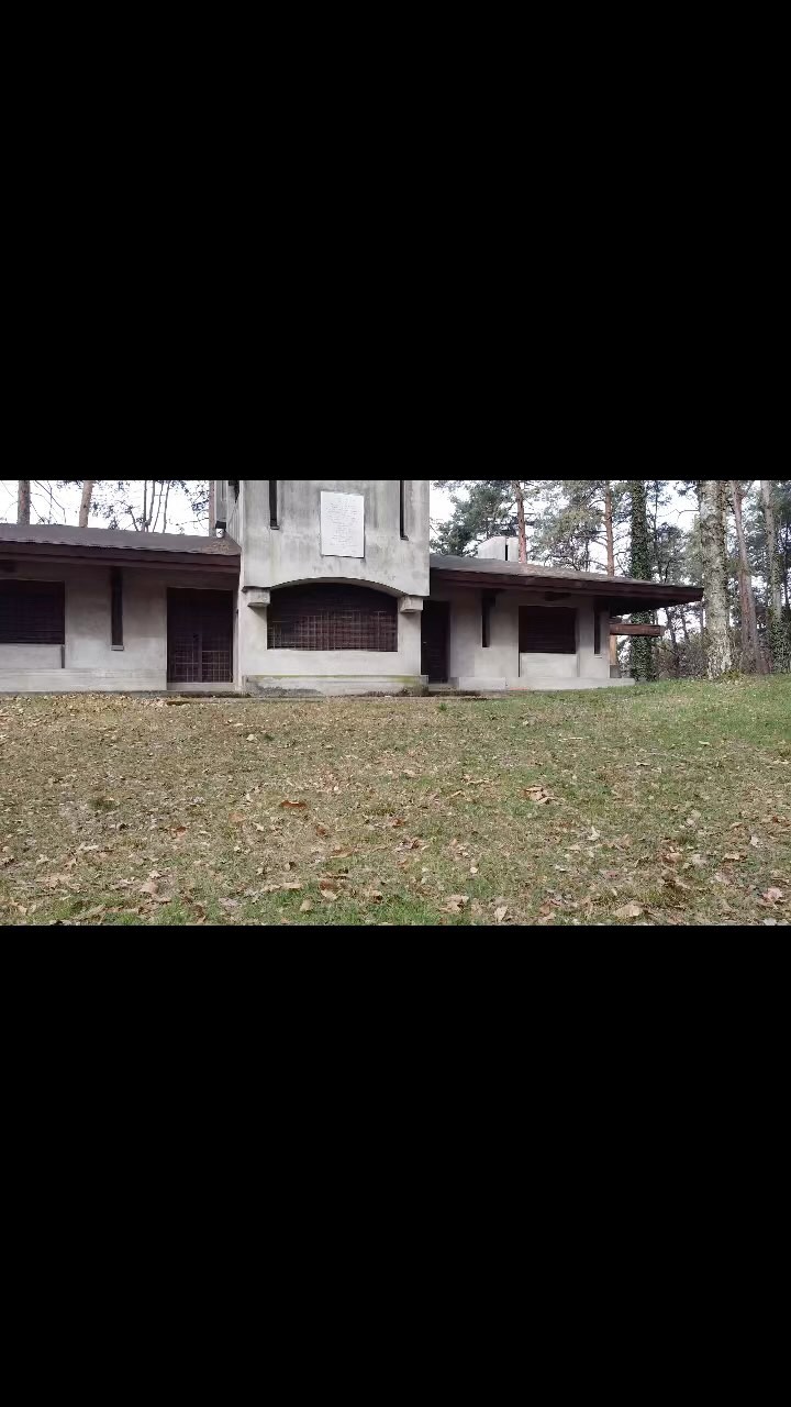 La “Selvaggia” nei boschi  di Presualdo a Golasecca (VA). Controversa costruzione dell’architetto Angelo Vittorio Mira Bonomi, realizzata nel 1973 

#golasecca #ticino #bonomi #selvaggia #drone #dronelife #dj #djimini2 #droneoftheday
